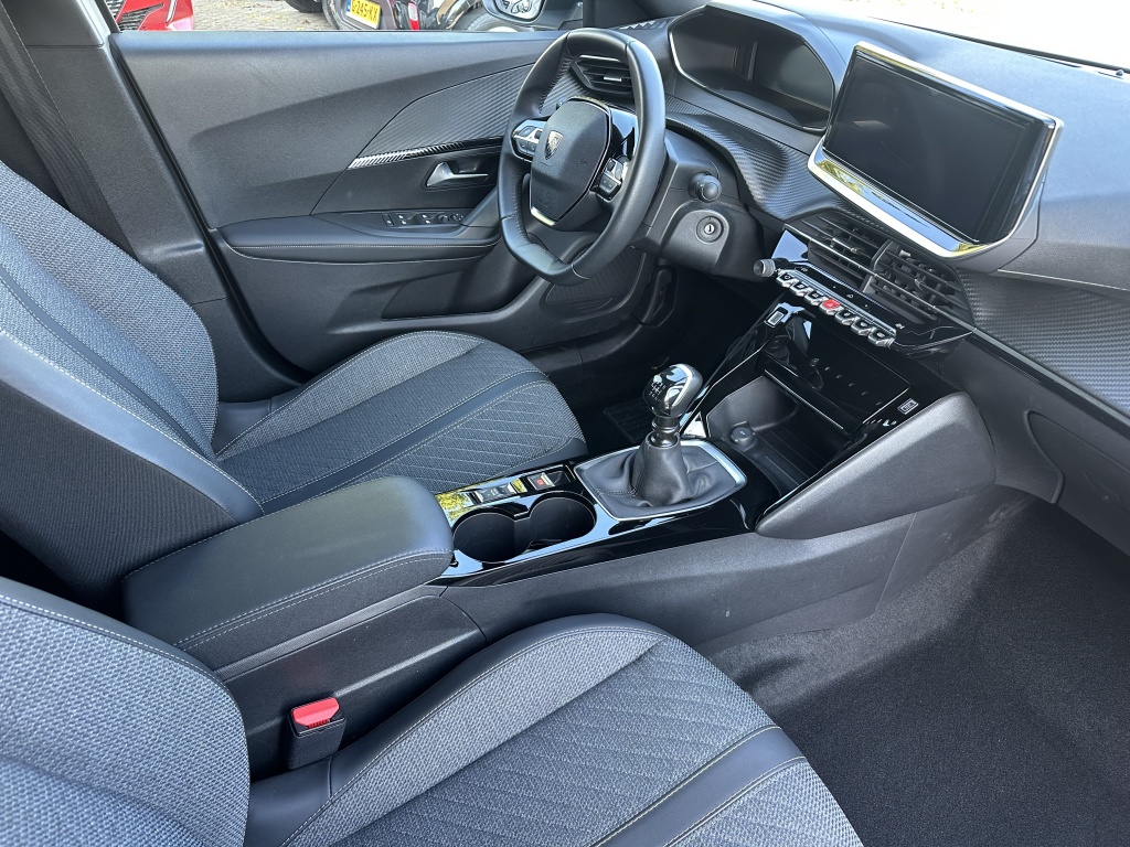 Peugeot 2008 Peugeot 2008 1.2 Allure 100 PK | CarPlay & Android Auto | Sensoren voor & achter |