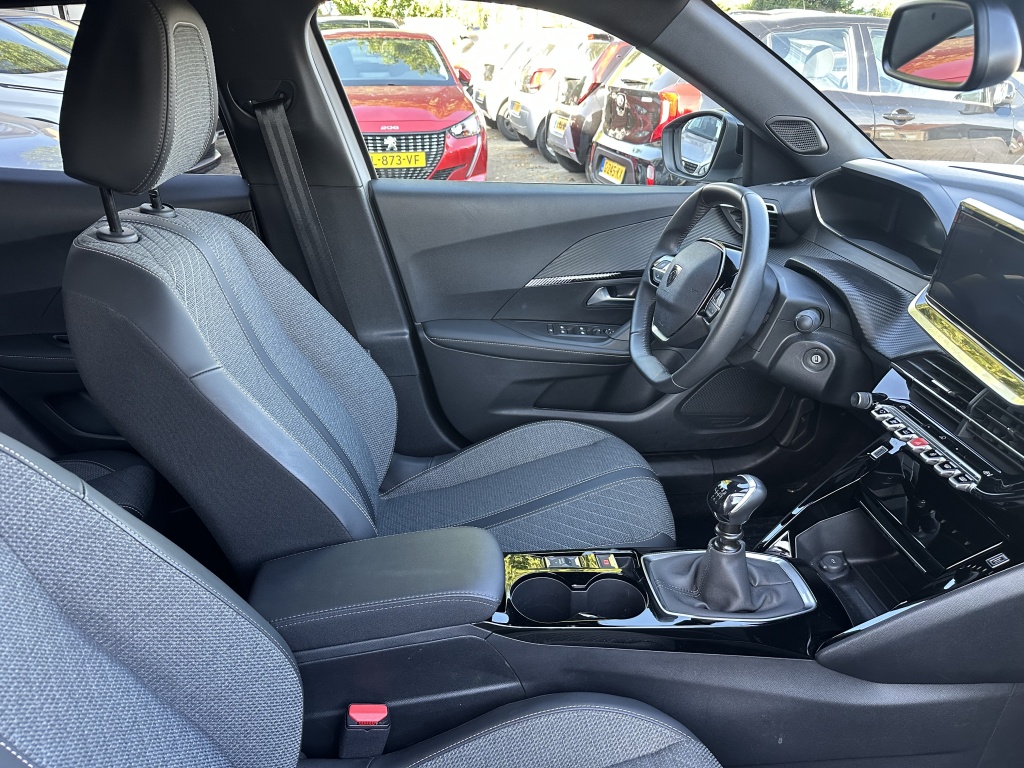 Peugeot 2008 Peugeot 2008 1.2 Allure 100 PK | CarPlay & Android Auto | Sensoren voor & achter |