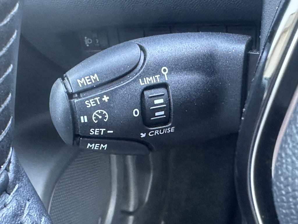 Peugeot 2008 Peugeot 2008 1.2 Allure 100 PK | CarPlay & Android Auto | Sensoren voor & achter |