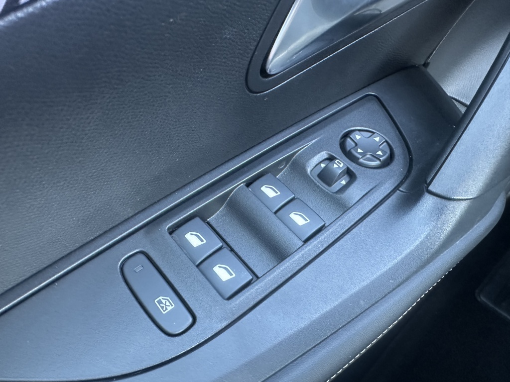 Peugeot 2008 Peugeot 2008 1.2 Allure 100 PK | CarPlay & Android Auto | Sensoren voor & achter |