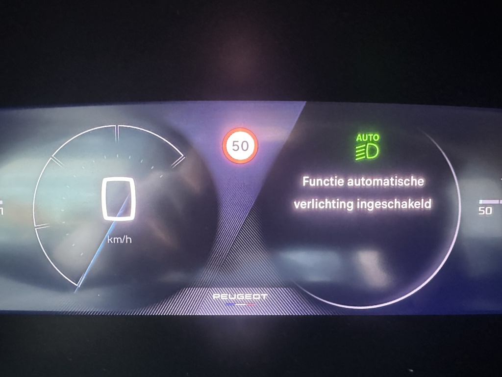 Peugeot 2008 Peugeot 2008 1.2 Allure 100 PK | CarPlay & Android Auto | Sensoren voor & achter |