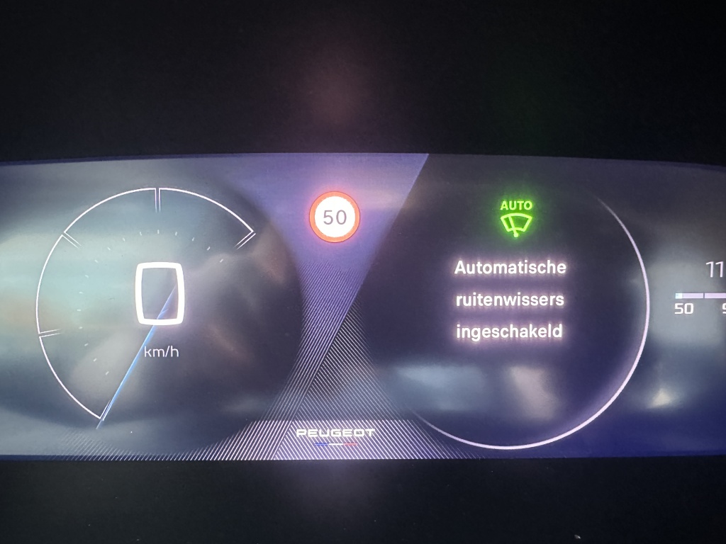 Peugeot 2008 Peugeot 2008 1.2 Allure 100 PK | CarPlay & Android Auto | Sensoren voor & achter |
