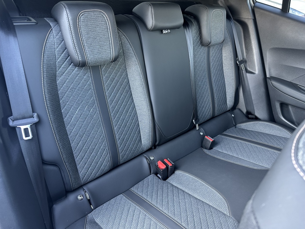 Peugeot 2008 Peugeot 2008 1.2 Allure 100 PK | CarPlay & Android Auto | Sensoren voor & achter |