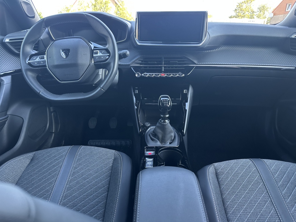 Peugeot 2008 Peugeot 2008 1.2 Allure 100 PK | CarPlay & Android Auto | Sensoren voor & achter |