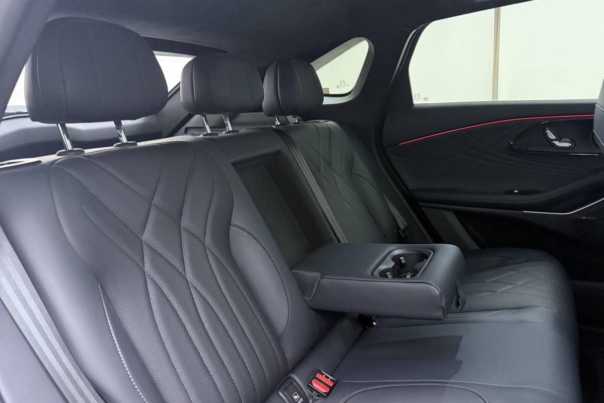 Omoda 9 SHS Omoda 9 1.5T-GDi SHS-P Premium Black Edition | 21” lichtmetalen velgen | Zwart dak | Instelbare vering | Stoelmassage | Panoramadak | HUD | Camera’s rondom | All season banden