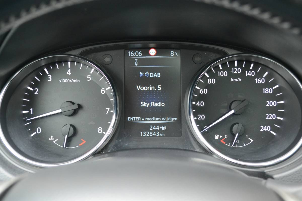 Nissan QASHQAI Nissan Qashqai 1.6 Connect Edition | Panoramadak | Trekhaak | 360 Camera | Cruise | Clima