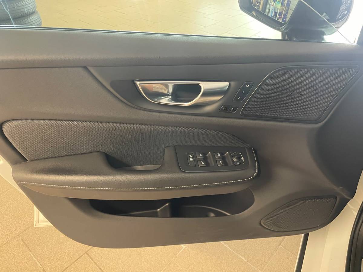 Volvo V60 Volvo V60 2.0 B3 R-Design AUTOMAAT AIRCO NAVI CRUISE BLUETOOTH ELEK STOELEN HARMAN KARDON VELGEN CAMERA PRIVACYGLAS NETTE AUTO