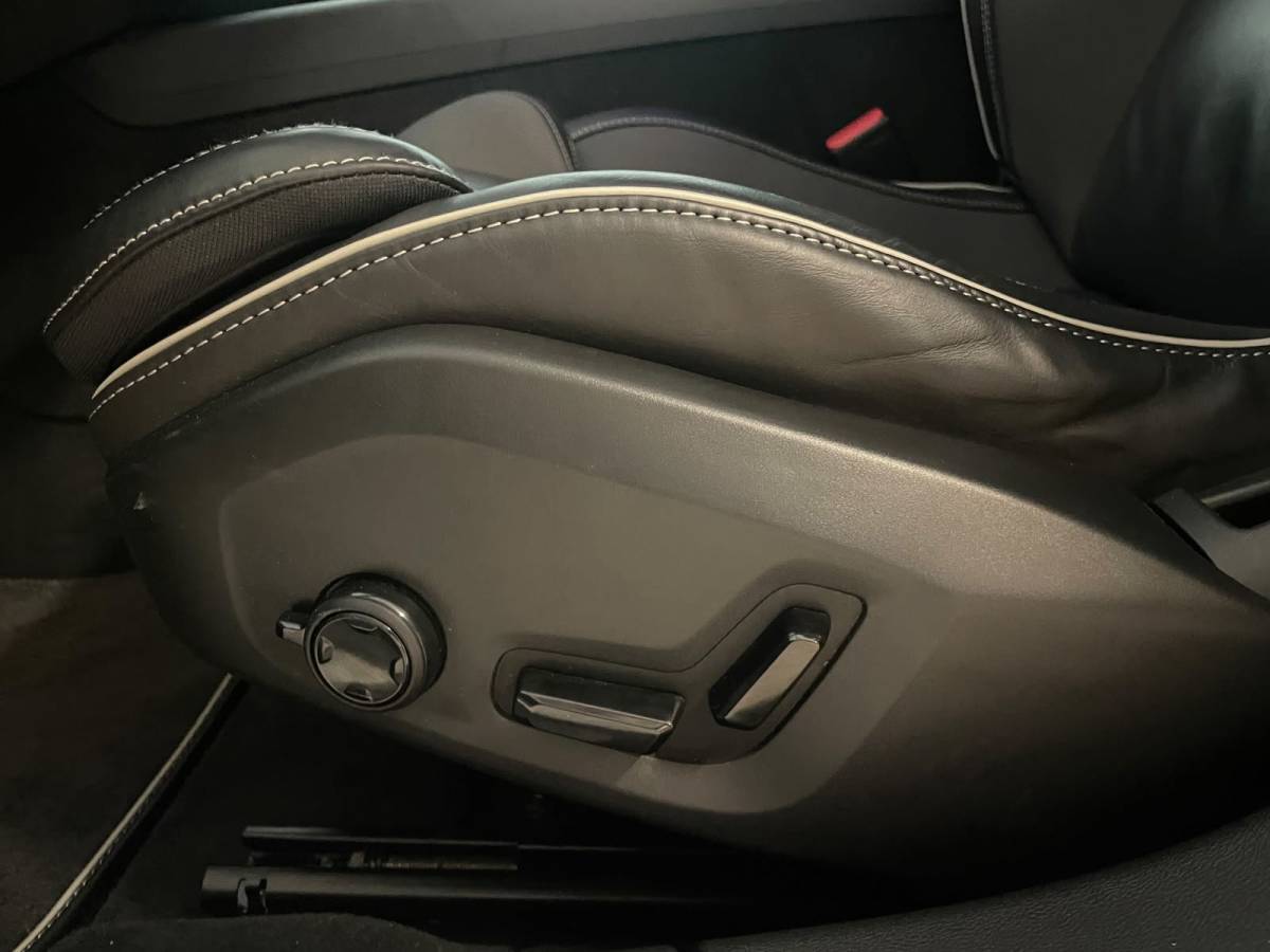 Volvo V60 Volvo V60 2.0 B3 R-Design AUTOMAAT AIRCO NAVI CRUISE BLUETOOTH ELEK STOELEN HARMAN KARDON VELGEN CAMERA PRIVACYGLAS NETTE AUTO