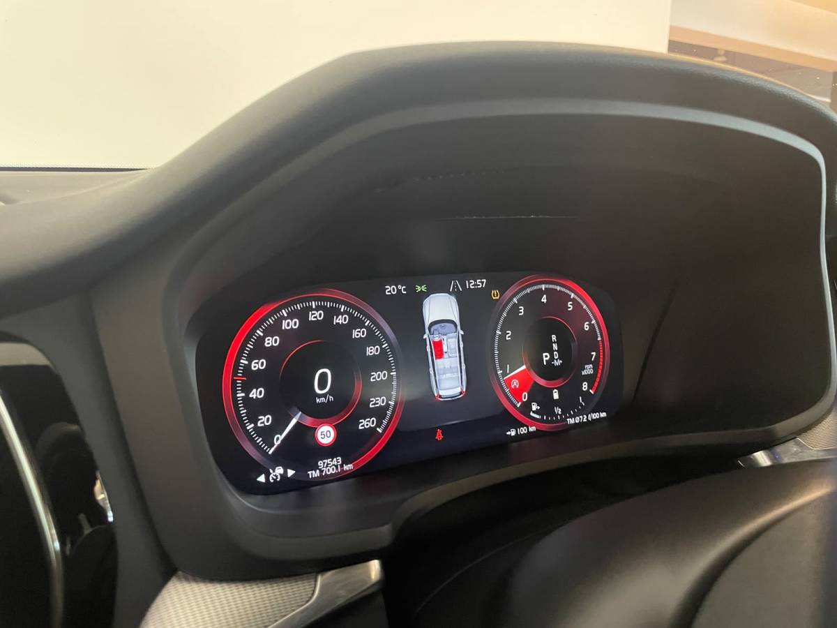 Volvo V60 Volvo V60 2.0 B3 R-Design AUTOMAAT AIRCO NAVI CRUISE BLUETOOTH ELEK STOELEN HARMAN KARDON VELGEN CAMERA PRIVACYGLAS NETTE AUTO