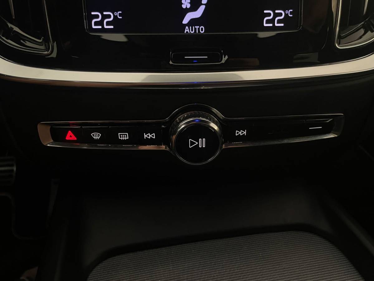 Volvo V60 Volvo V60 2.0 B3 R-Design AUTOMAAT AIRCO NAVI CRUISE BLUETOOTH ELEK STOELEN HARMAN KARDON VELGEN CAMERA PRIVACYGLAS NETTE AUTO