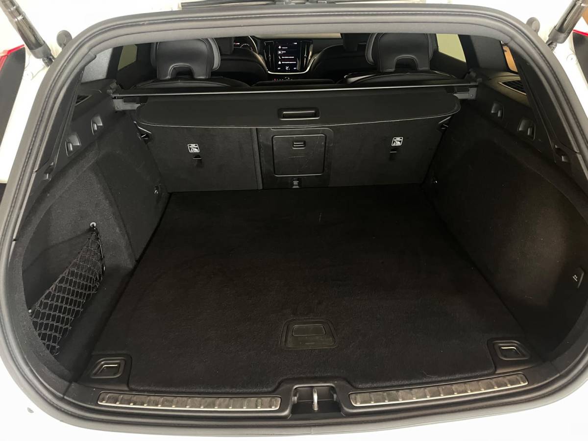 Volvo V60 Volvo V60 2.0 B3 R-Design AUTOMAAT AIRCO NAVI CRUISE BLUETOOTH ELEK STOELEN HARMAN KARDON VELGEN CAMERA PRIVACYGLAS NETTE AUTO
