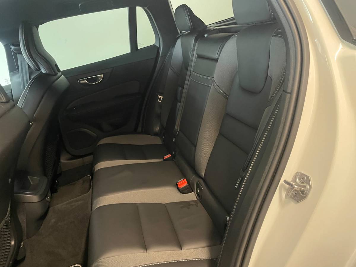 Volvo V60 Volvo V60 2.0 B3 R-Design AUTOMAAT AIRCO NAVI CRUISE BLUETOOTH ELEK STOELEN HARMAN KARDON VELGEN CAMERA PRIVACYGLAS NETTE AUTO