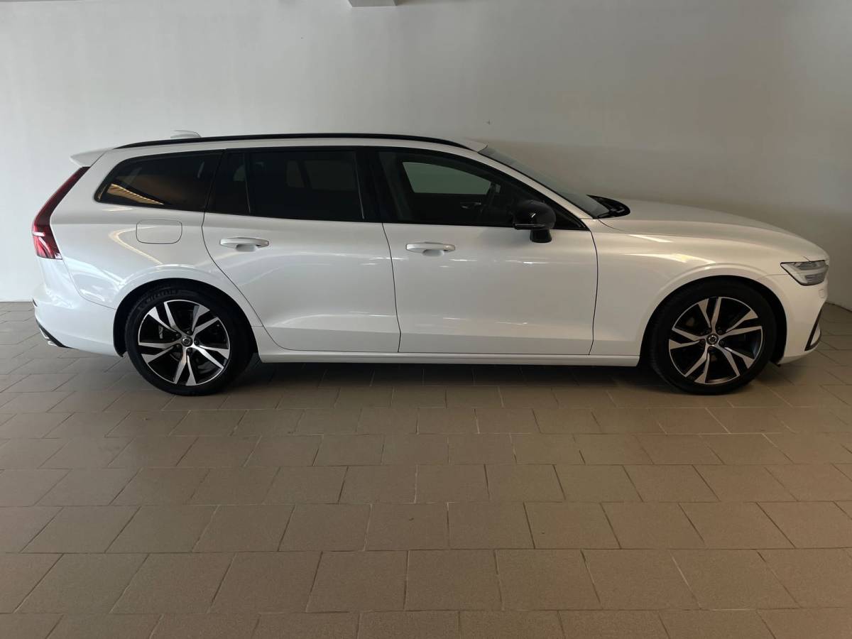 Volvo V60 Volvo V60 2.0 B3 R-Design AUTOMAAT AIRCO NAVI CRUISE BLUETOOTH ELEK STOELEN HARMAN KARDON VELGEN CAMERA PRIVACYGLAS NETTE AUTO