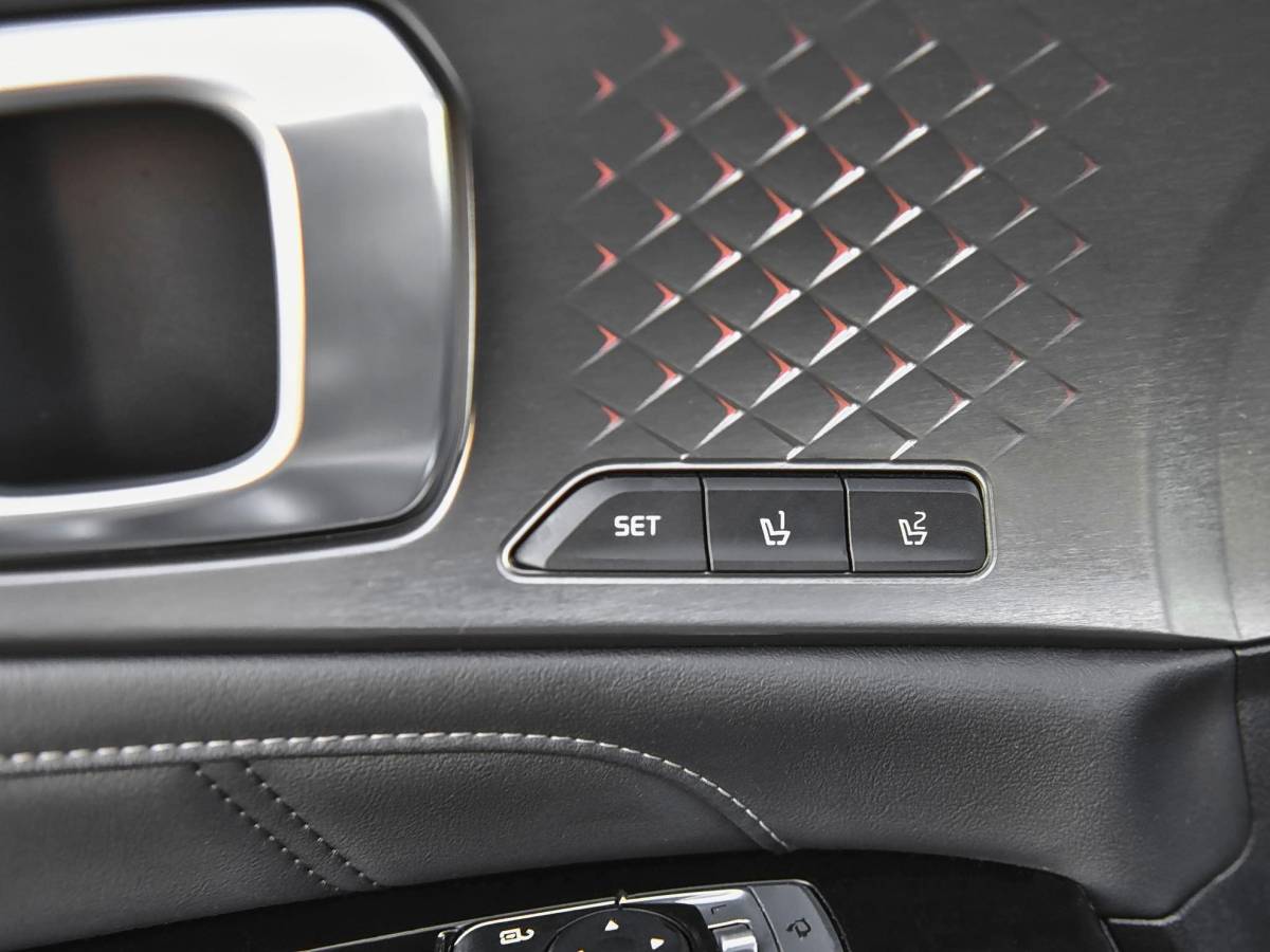 Kia Sorento Kia Sorento 1.6 T-GDI Plug-in Hybrid 4WD ExecutiveLine 5p. Leer Panoramadak Camera Adaptive cruise control Navi