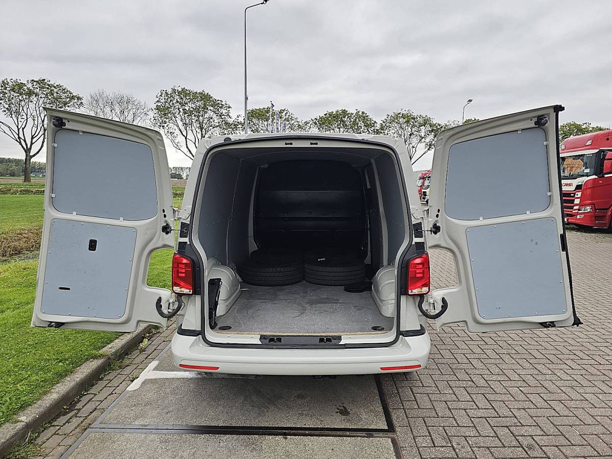 Volkswagen Transporter VOLKSWAGEN TRANSPORTER 2.0 TDI L2H1 150Pk Automaat T6.1 Achterdeuren Carplay 3-Zits Camera BPM-vrij Lm-Velgen Bumpers-Kleur!