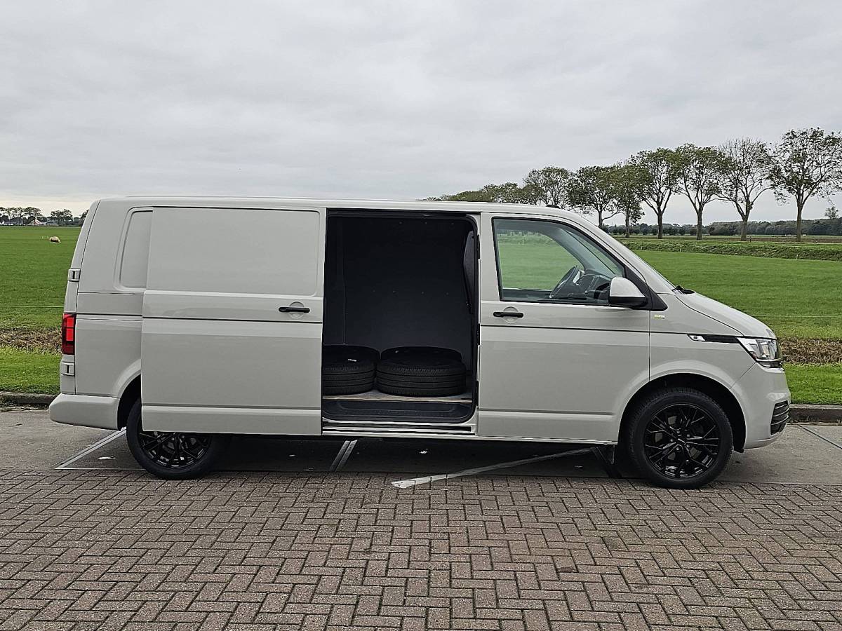 Volkswagen Transporter VOLKSWAGEN TRANSPORTER 2.0 TDI L2H1 150Pk Automaat T6.1 Achterdeuren Carplay 3-Zits Camera BPM-vrij Lm-Velgen Bumpers-Kleur!