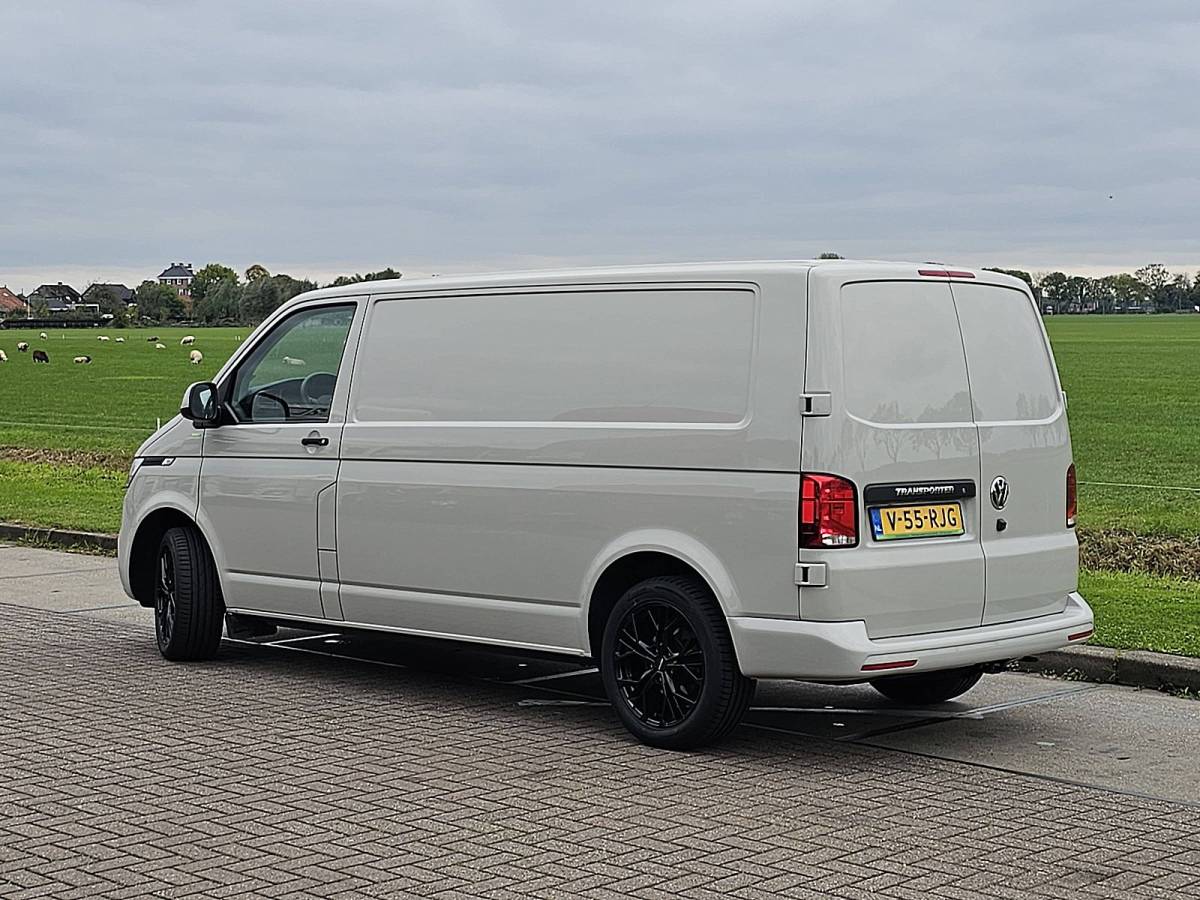 Volkswagen Transporter VOLKSWAGEN TRANSPORTER 2.0 TDI L2H1 150Pk Automaat T6.1 Achterdeuren Carplay 3-Zits Camera BPM-vrij Lm-Velgen Bumpers-Kleur!