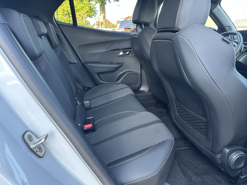 Peugeot 2008 Peugeot 2008 1.2 Hybrid 136 GT | Camera voor & achter | Adaptive cruise control |