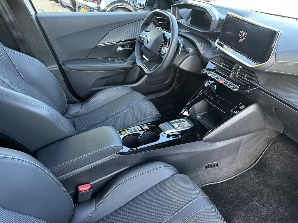 Peugeot 2008 Peugeot 2008 1.2 Hybrid 136 GT | Camera voor & achter | Adaptive cruise control |