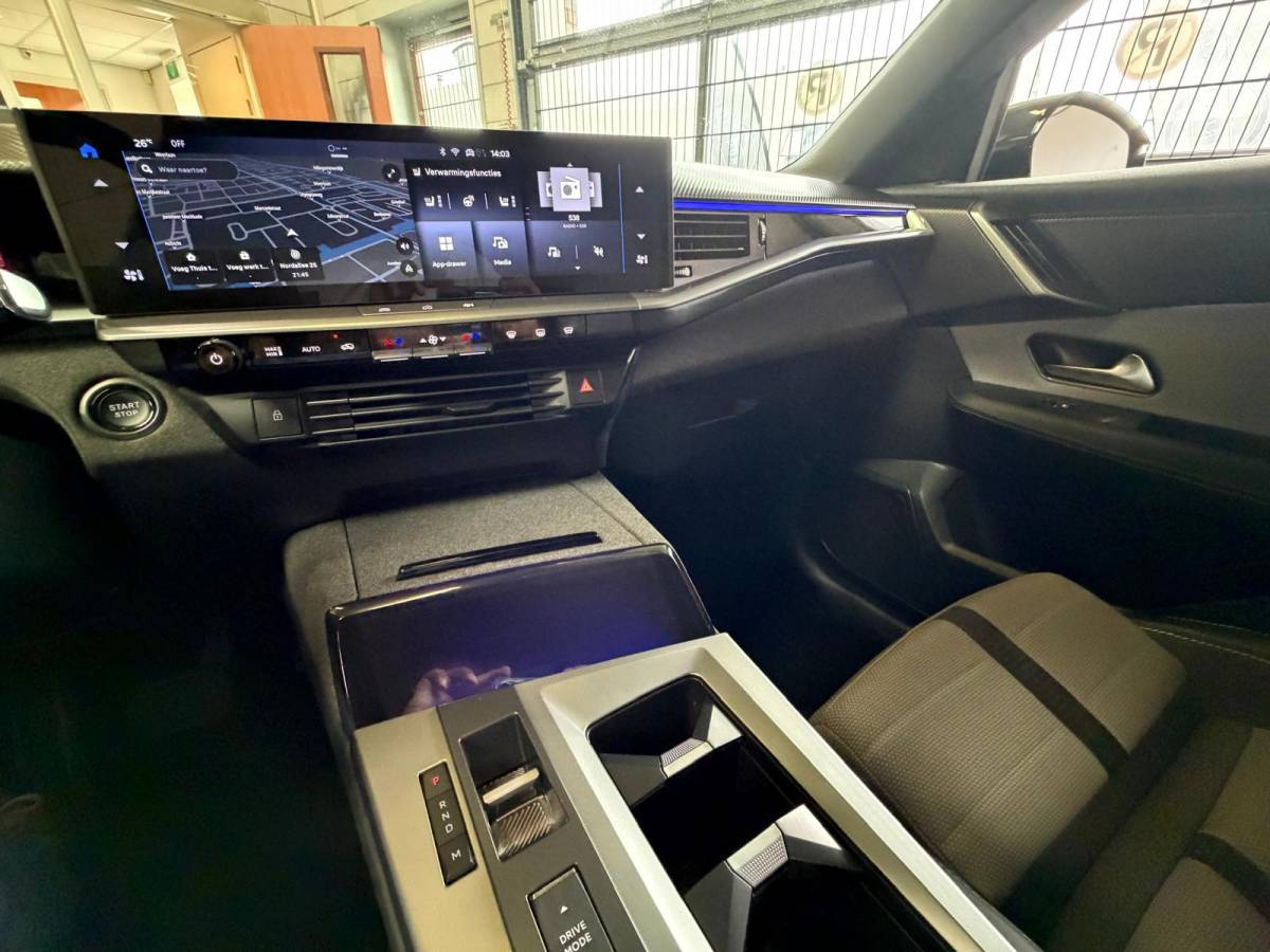 Opel Grandland Opel GRANDLAND 1.2 Turbo Hybrid GS, Panoramdak, Head up display, Camera, Stoel/Stuurverwarming