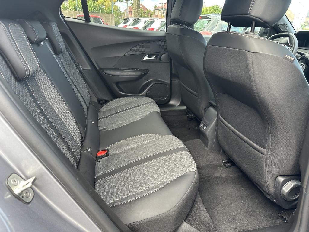 Peugeot 2008 Peugeot 2008 1.2 Allure 100 PK | PDC voor & achter | CarPlay |