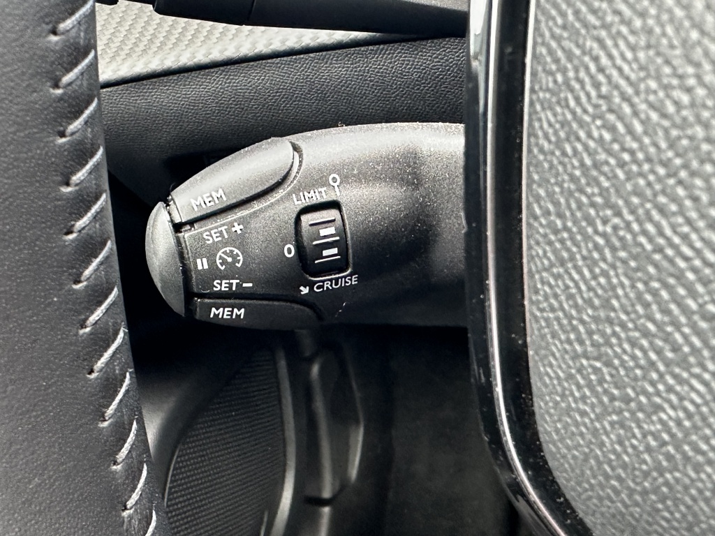 Peugeot 2008 Peugeot 2008 1.2 Allure 100 PK | PDC voor & achter | CarPlay |