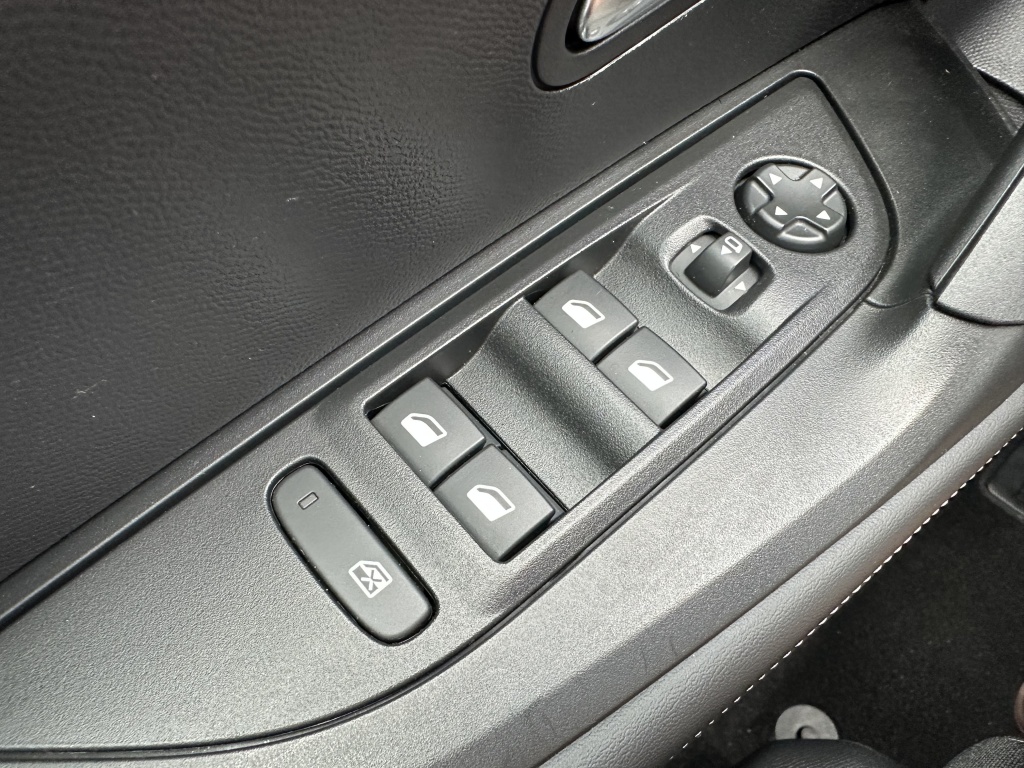 Peugeot 2008 Peugeot 2008 1.2 Allure 100 PK | PDC voor & achter | CarPlay |