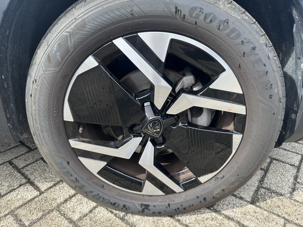 Peugeot 2008 Peugeot 2008 1.2 Allure 100 PK | PDC voor & achter | CarPlay |