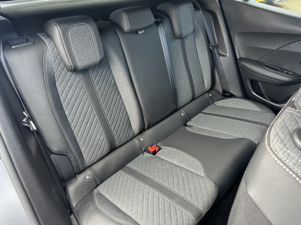 Peugeot 2008 Peugeot 2008 1.2 Allure 100 PK | PDC voor & achter | CarPlay |
