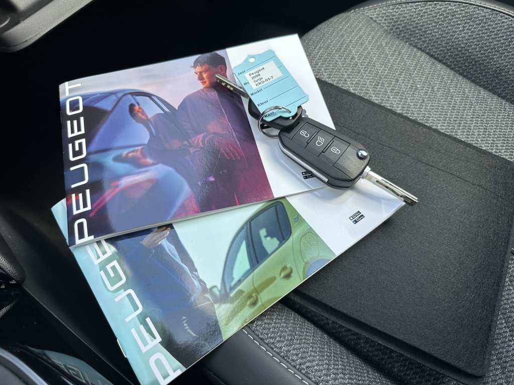 Peugeot 2008 Peugeot 2008 1.2 Allure 100 PK | PDC voor & achter | CarPlay |