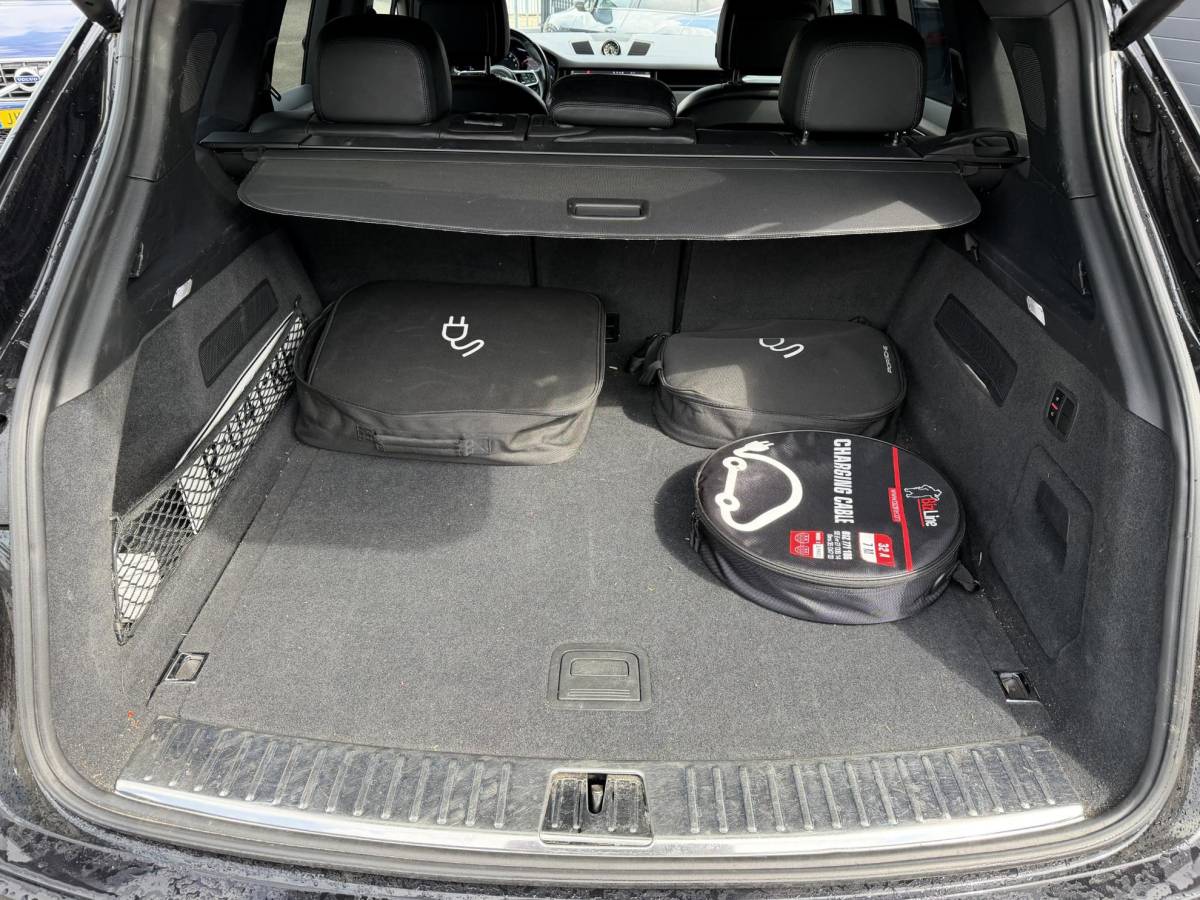 Porsche Cayenne Porsche Cayenne 3.0 E-Hybrid Sport Chrono | Panoramadak | Camera | Bose | Elektrische Trekhaak | Elektrische Achterklep |
