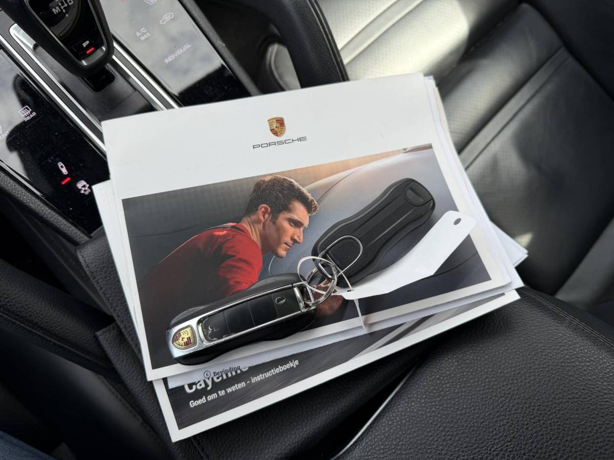 Porsche Cayenne Porsche Cayenne 3.0 E-Hybrid Sport Chrono | Panoramadak | Camera | Bose | Elektrische Trekhaak | Elektrische Achterklep |