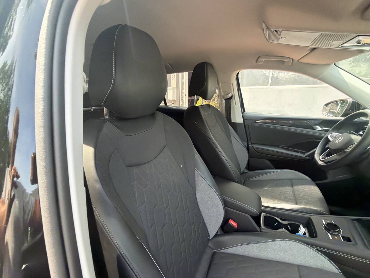 Volkswagen Tiguan Volkswagen Tiguan 1.5 eTSI 18inch 7-traps automaat 360 camera trekhaak Edition 150pk 2025 km 31.000