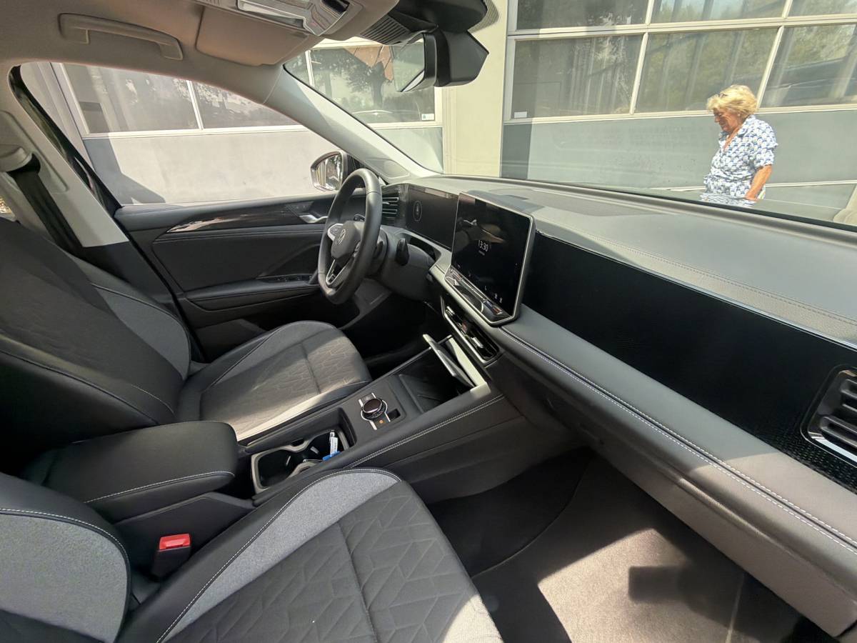 Volkswagen Tiguan Volkswagen Tiguan 1.5 eTSI 18inch 7-traps automaat 360 camera trekhaak Edition 150pk 2025 km 31.000