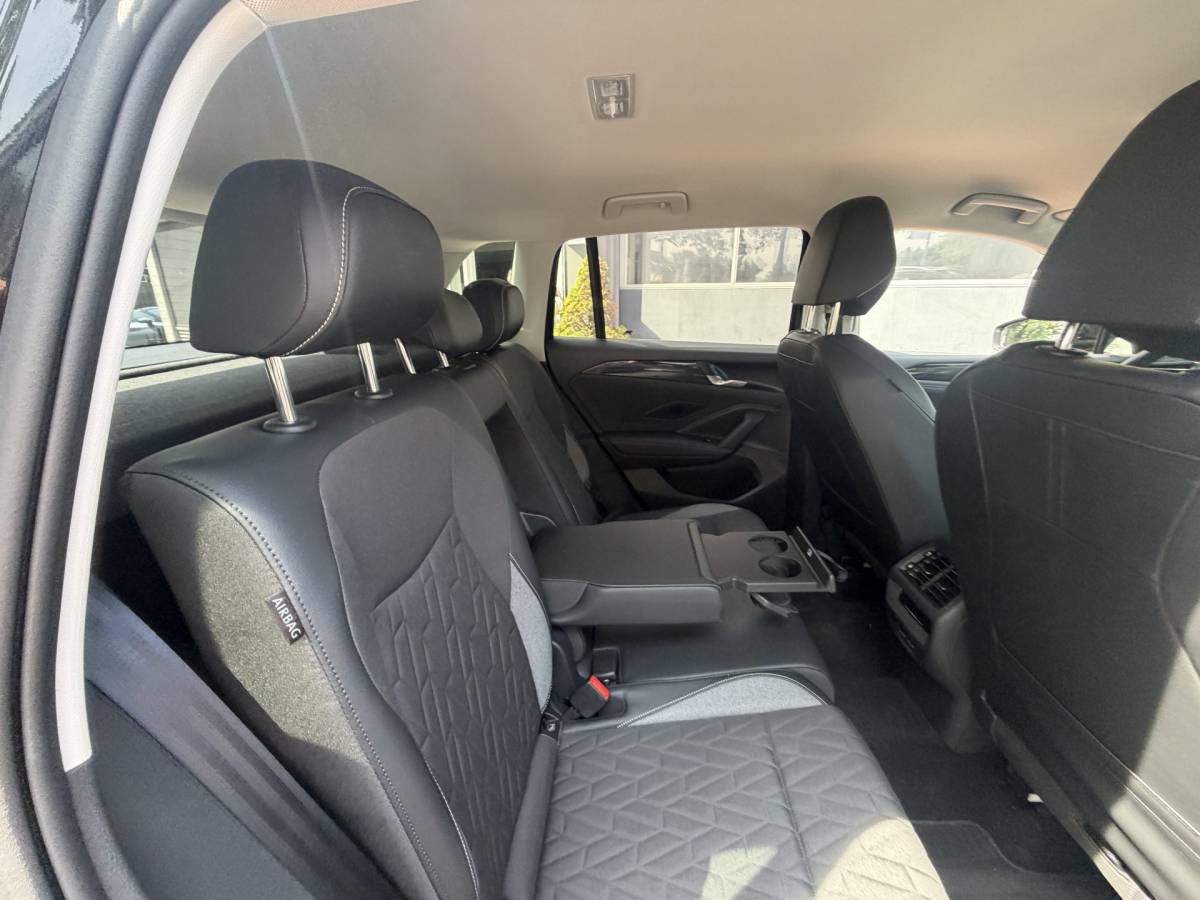Volkswagen Tiguan Volkswagen Tiguan 1.5 eTSI 18inch 7-traps automaat 360 camera trekhaak Edition 150pk 2025 km 31.000