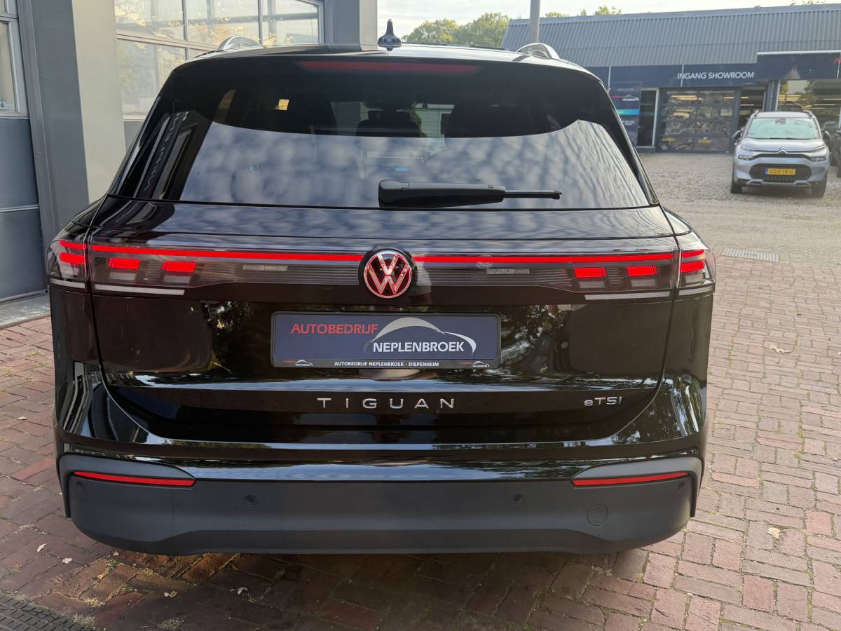 Volkswagen Tiguan Volkswagen Tiguan 1.5 eTSI 18inch 7-traps automaat 360 camera trekhaak Edition 150pk 2025 km 31.000