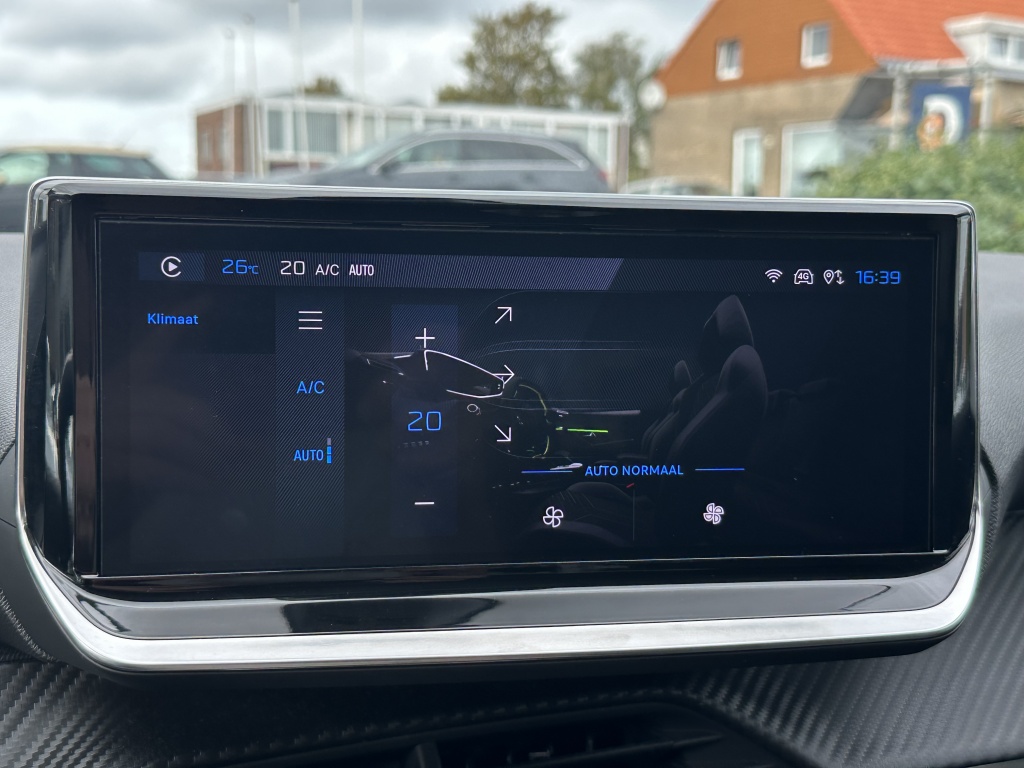 Peugeot 208 Peugeot 208 1.2 Hybid 110 Allure | Sensoren voor & achter | CarPlay & Android Auto |