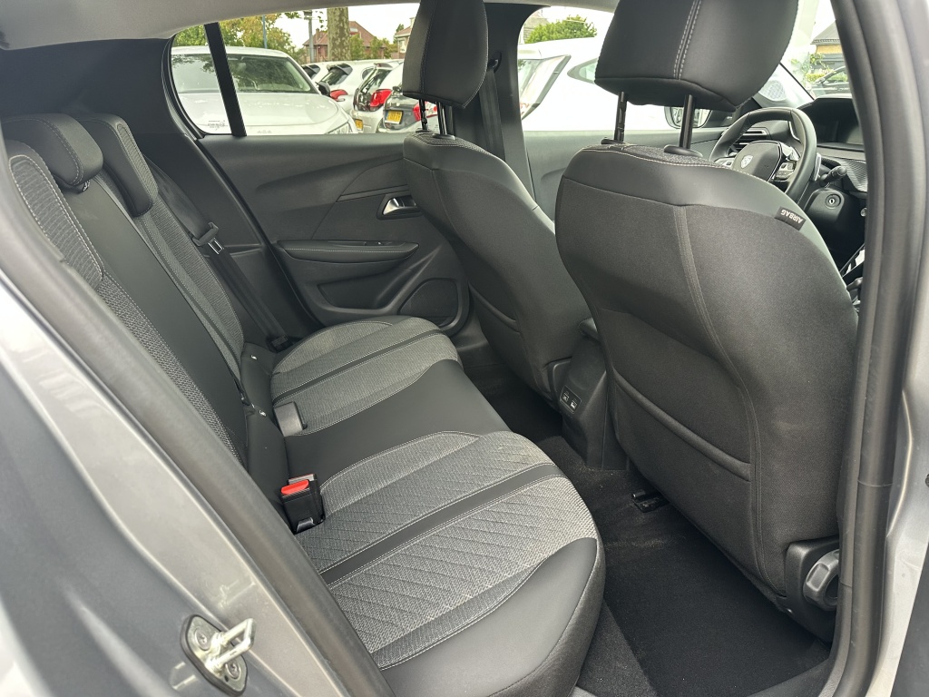 Peugeot 208 Peugeot 208 1.2 Hybid 110 Allure | Sensoren voor & achter | CarPlay & Android Auto |