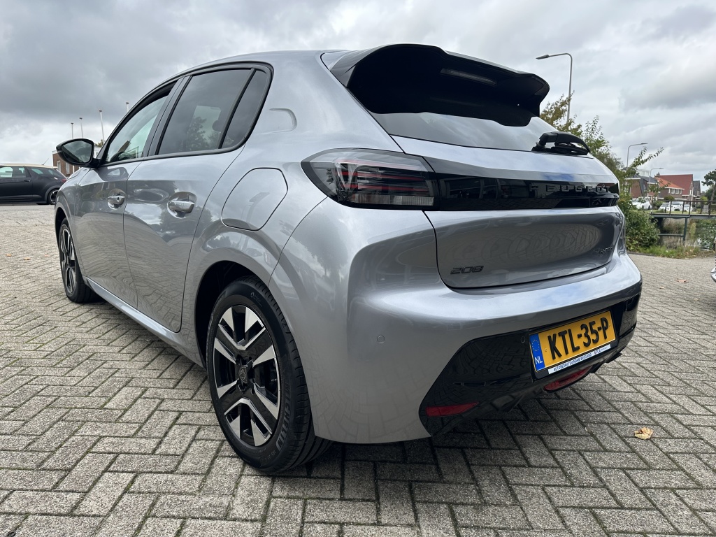 Peugeot 208 Peugeot 208 1.2 Hybid 110 Allure | Sensoren voor & achter | CarPlay & Android Auto |