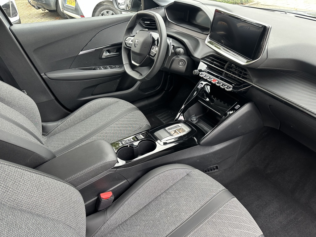 Peugeot 208 Peugeot 208 1.2 Hybid 110 Allure | Sensoren voor & achter | CarPlay & Android Auto |