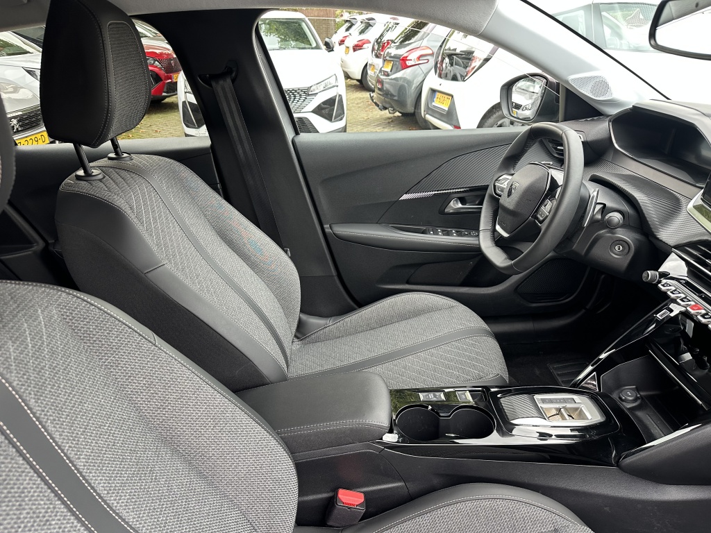Peugeot 208 Peugeot 208 1.2 Hybid 110 Allure | Sensoren voor & achter | CarPlay & Android Auto |