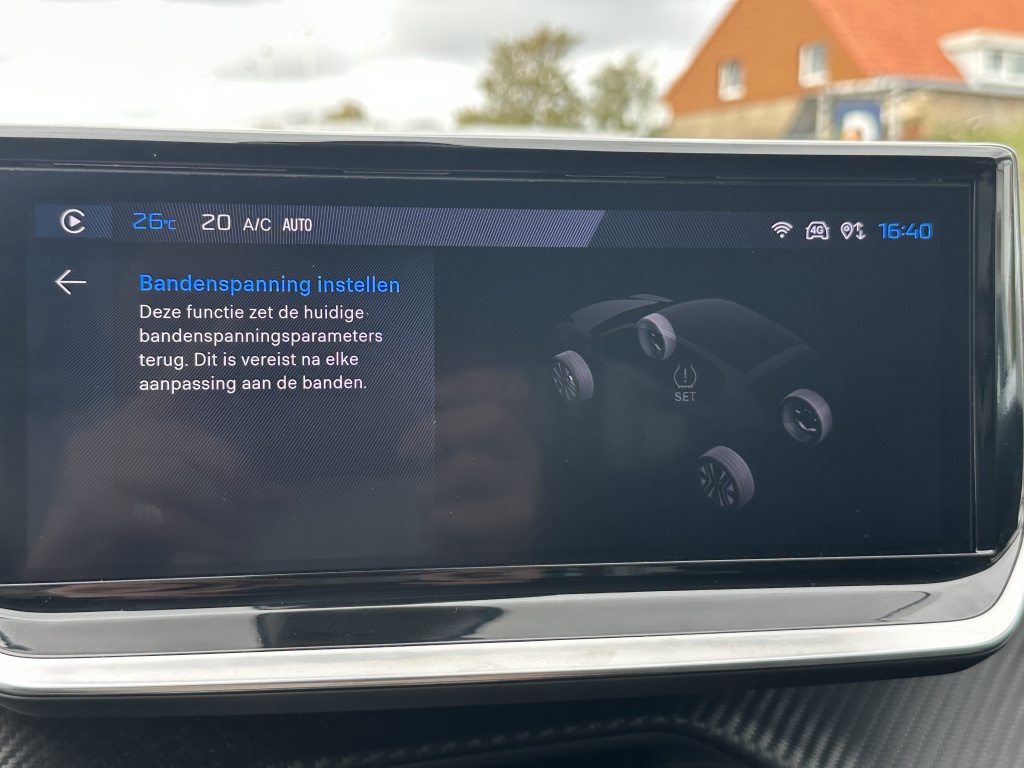 Peugeot 208 Peugeot 208 1.2 Hybid 110 Allure | Sensoren voor & achter | CarPlay & Android Auto |