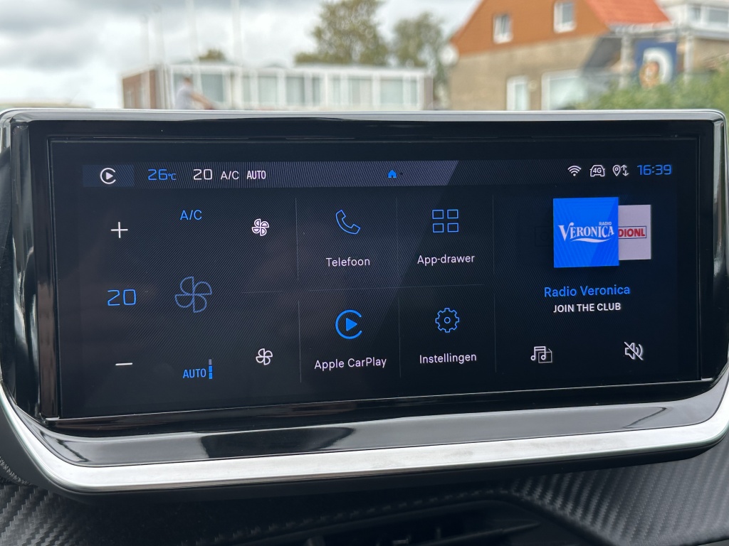 Peugeot 208 Peugeot 208 1.2 Hybid 110 Allure | Sensoren voor & achter | CarPlay & Android Auto |