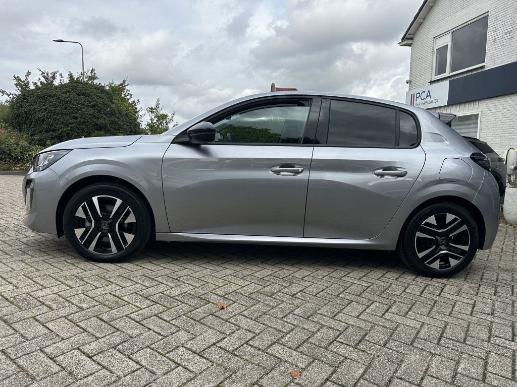 Peugeot 208 Peugeot 208 1.2 Hybid 110 Allure | Sensoren voor & achter | CarPlay & Android Auto |