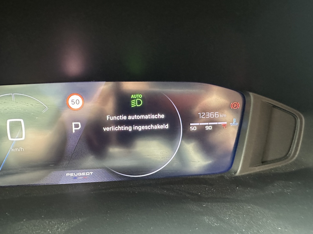 Peugeot 208 Peugeot 208 1.2 Hybid 110 Allure | Sensoren voor & achter | CarPlay & Android Auto |