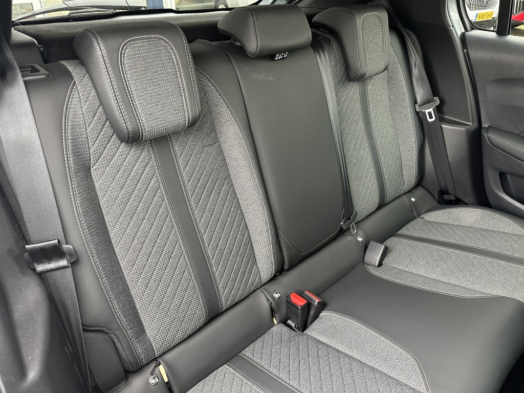 Peugeot 208 Peugeot 208 1.2 Hybid 110 Allure | Sensoren voor & achter | CarPlay & Android Auto |