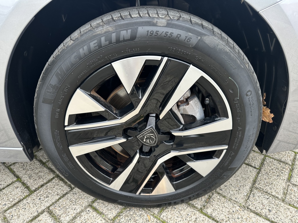 Peugeot 208 Peugeot 208 1.2 Hybid 110 Allure | Sensoren voor & achter | CarPlay & Android Auto |