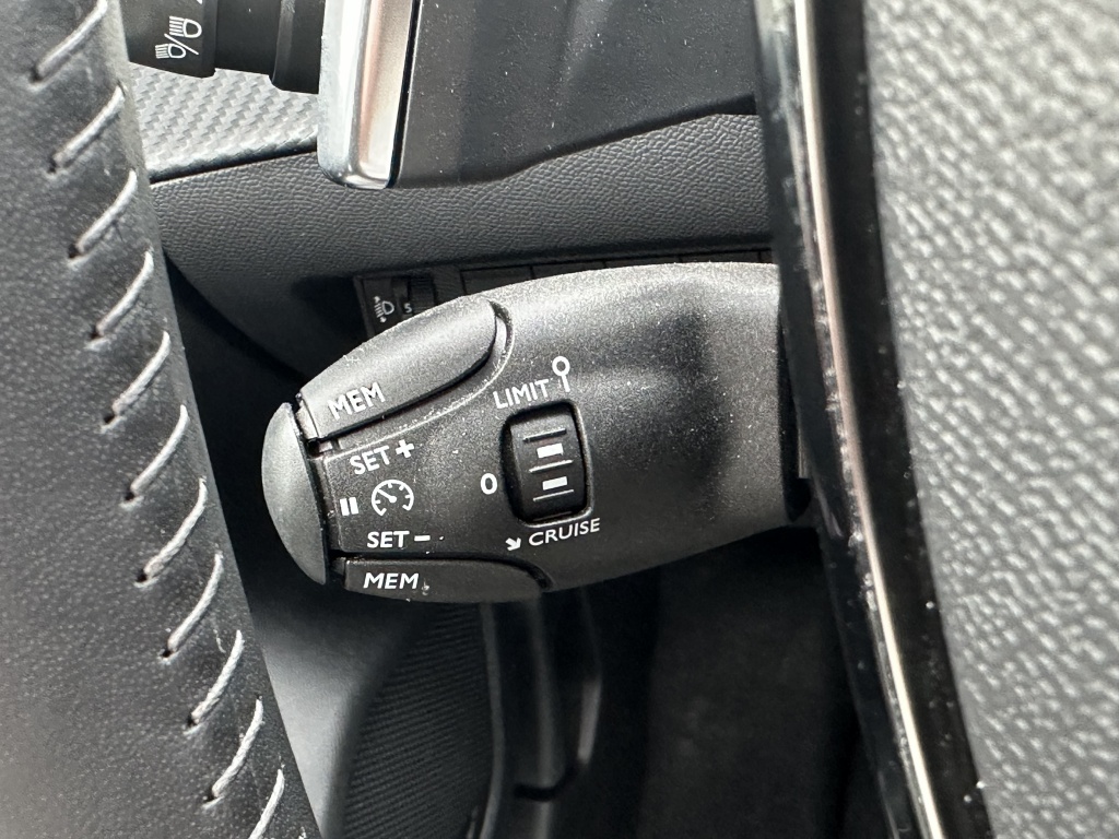Peugeot 208 Peugeot 208 1.2 Hybid 110 Allure | Sensoren voor & achter | CarPlay & Android Auto |