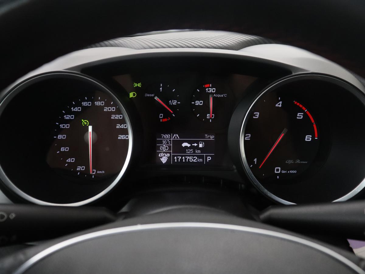 Alfa Romeo Giulietta Alfa Romeo Giulietta 1.6 JTDm Super Veloce | Automaat | Stoelverwarming | Sportstoelen | PDC | Alcantara | Bluetooth | Climate control