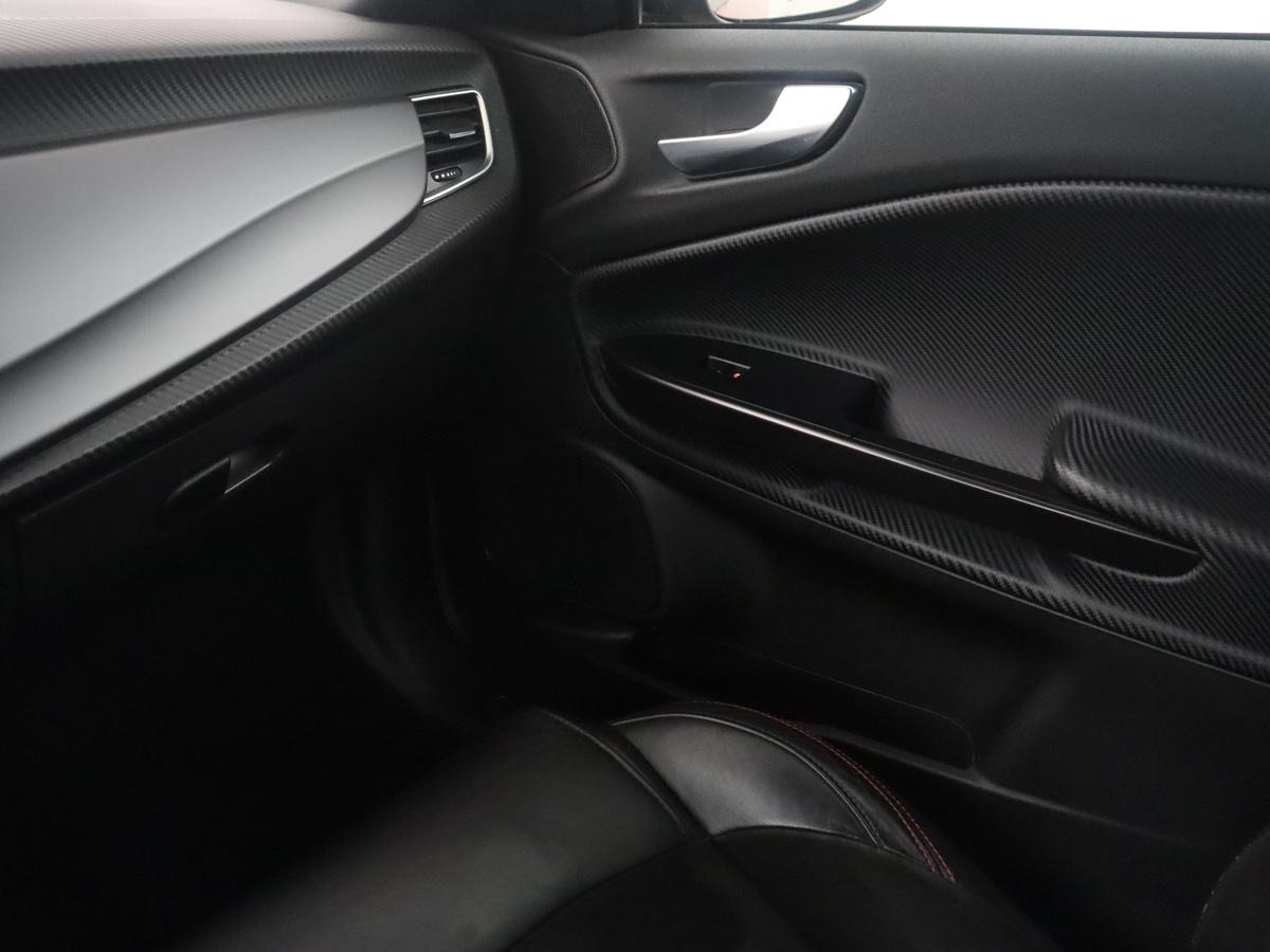 Alfa Romeo Giulietta Alfa Romeo Giulietta 1.6 JTDm Super Veloce | Automaat | Stoelverwarming | Sportstoelen | PDC | Alcantara | Bluetooth | Climate control